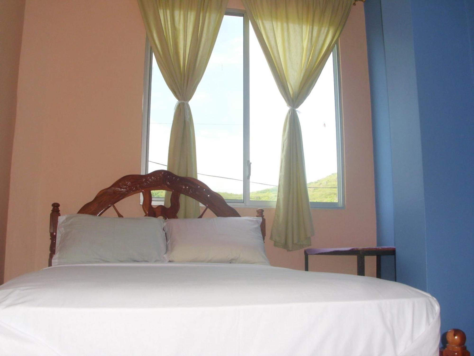 Hostal Alcazaba Puerto López Habitación foto