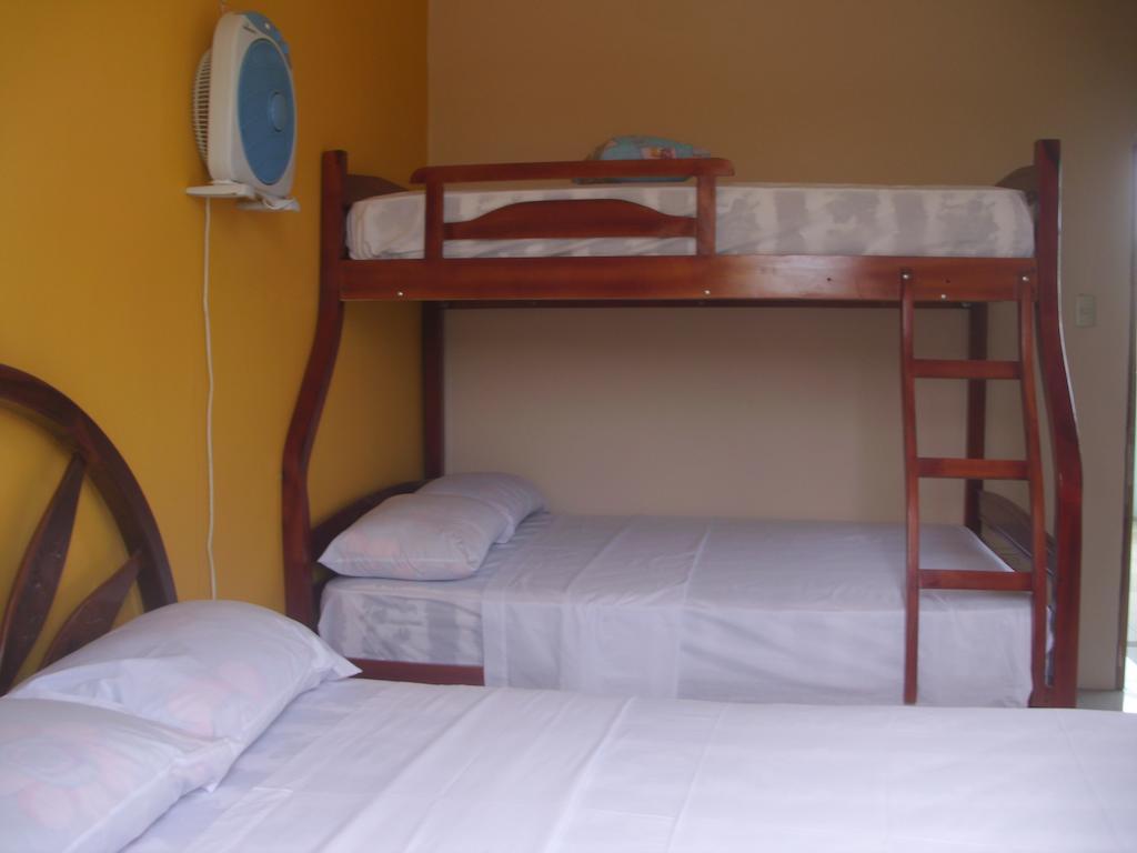 Hostal Alcazaba Puerto López Habitación foto