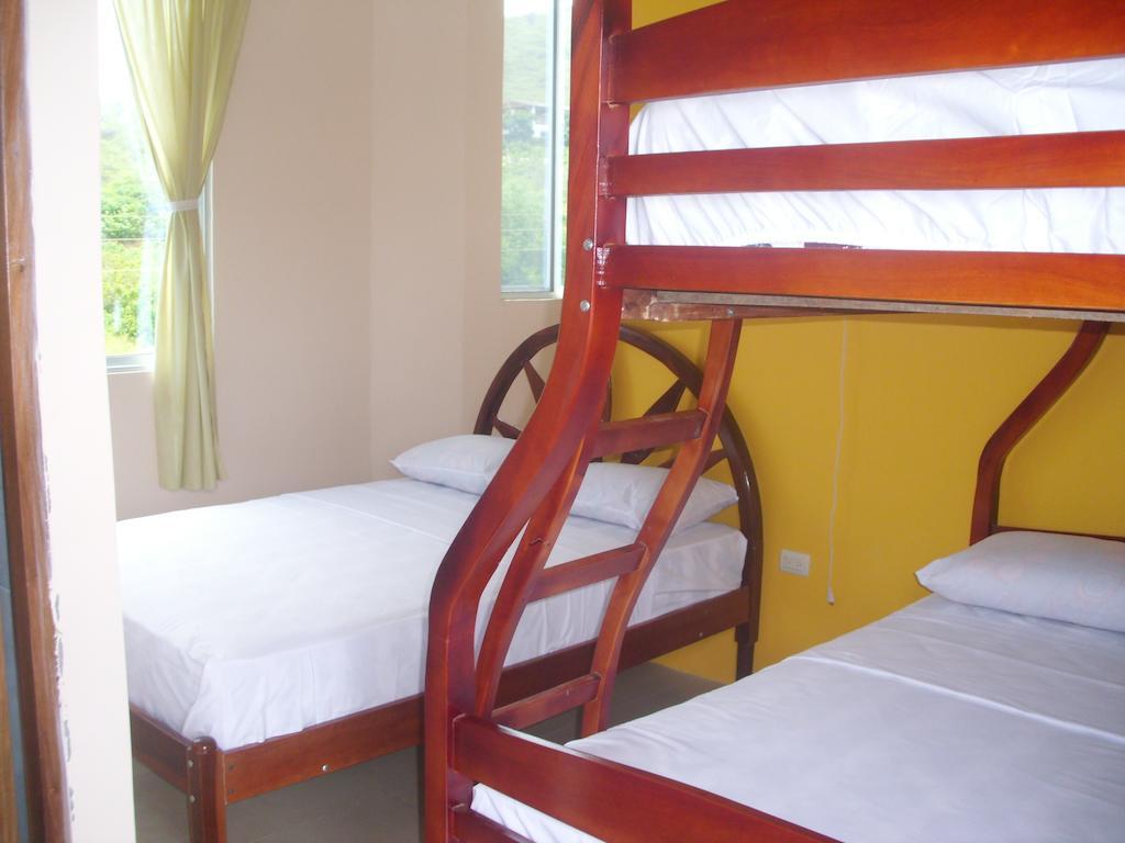 Hostal Alcazaba Puerto López Habitación foto